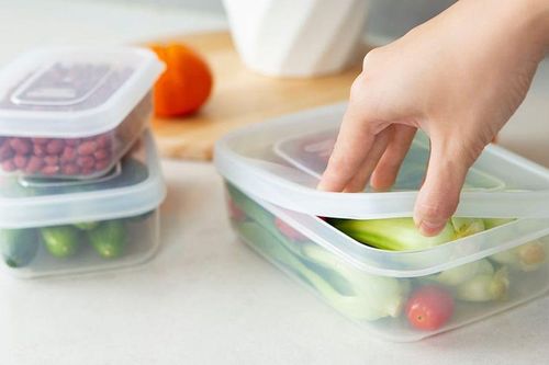 Dùng lại hộp nhựa cũ để đựng đồ ăn, chuyên gia cảnh báo nhiều tiềm ẩn rủi ro với sức khỏe