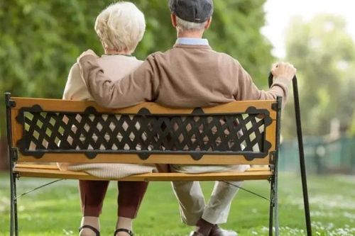 Về già, nếu có thể hãy chọn sống cùng con cái, không chung nhà cũng nên cách nhau vài phút đi bộ