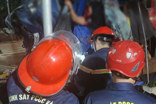 Hiện trường vụ dùng thiết bị cắt phá thủy lực giải cứu 2 người mắc kẹt trong cabin xe tải, sau cú đâm trực diện vào nhà dân