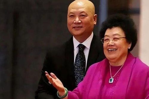 Vợ tỷ phú qua đời, 'Đường tăng' Trì Trọng Thụy đối mặt những lời đàm tiếu và chỉ trích