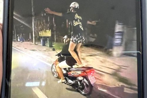 Nam sinh đứng trên yên xe máy, dang 2 tay bị xử lý thế nào?