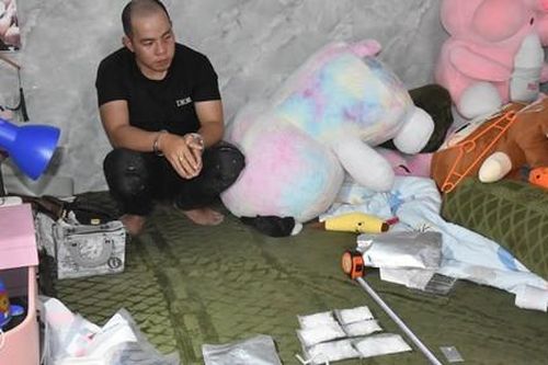 Bắt giữ 2 đối tượng tàng trữ ma túy, thu giữ thêm súng đạn