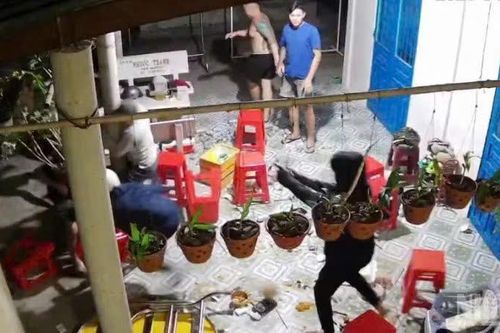 Nhóm đối tượng mang theo súng xông vào cuộc nhậu để giải quyết mâu thuẫn