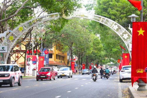 Đắk Lắk đề xuất thêm 2 triệu đồng/tháng hỗ trợ cán bộ đi làm xa sau sáp nhập