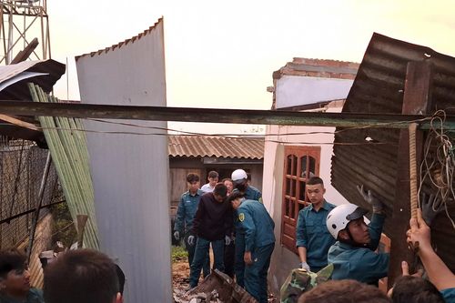Mưa lớn kèm lốc xoáy, nhà dân bị tốc mái, cây xanh đổ hàng loạt ở Lâm Đồng