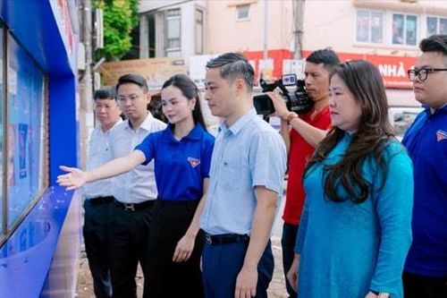 Chuyển đổi số từ 'bảng tin đầu ngõ' đến đời sống số của người dân