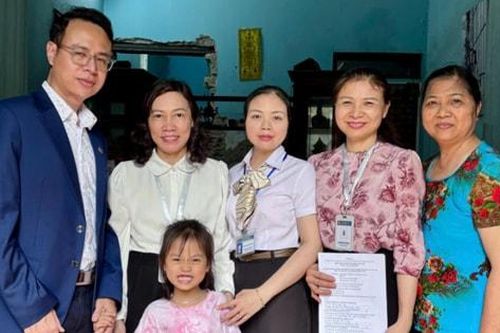 Hà Nội: Cán bộ tận tình 'trao yêu thương - dịch vụ công' đến với người yếu thế
