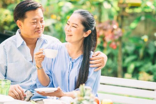 Sau tuổi 50, phụ nữ thay đổi ra sao? Bước ngoặt khiến hôn nhân và cuộc sống đảo chiều