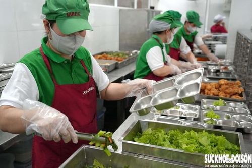 Hình ảnh ấn tượng về bữa ăn đầy đủ dinh dưỡng tại trường học phía Nam Khánh Hòa