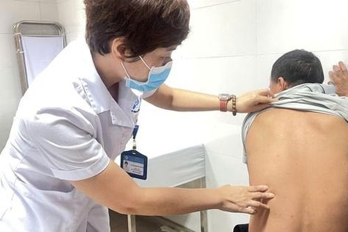 Mới nắng đầu mùa, nhiều người đã mắc bệnh da liễu, bác sĩ chỉ cách phòng tránh