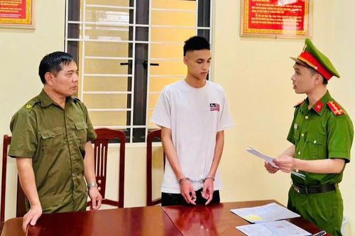 Đang ngồi chơi cùng bạn ở quán tạp hóa, nam thanh niên bất ngờ bị đánh nhập viện