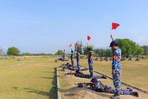 Tổ chức bắn đạn thật cho chiến sĩ mới ở Vùng 4 Hải quân