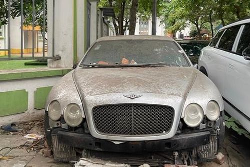 Loạt xe sang bị 'bỏ quên' trên vỉa hè Hà Nội: Từ Mercedes S63 đến Bentley