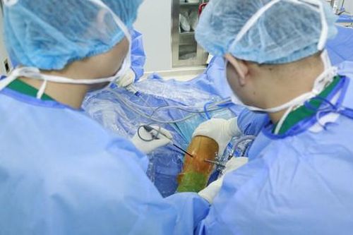 Dùng mẹo dân gian chữa gout, người đàn ông đối mặt nguy cơ tàn phế
