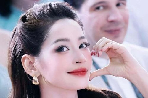 Chi Pu, Tóc Tiên, Hoa hậu Tiểu Vy đều 'kết' phụ kiện này, lên mặt 'auto đẹp'