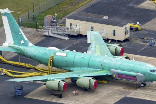 RC-135 Rivet Joint lộ thân trần ở Texas, hé lộ chu kỳ nâng cấp sâu khí tài do thám chiến lược Mỹ