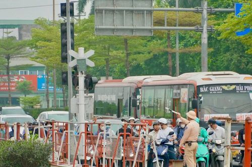 Xử lý nghiêm các trường hợp cố vượt rào chắn đường sắt