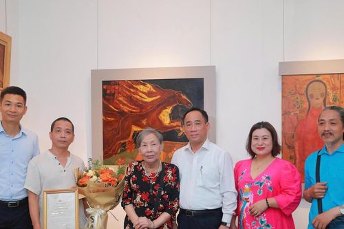 Trao tặng tác phẩm cho Bảo tàng Mỹ thuật Việt Nam