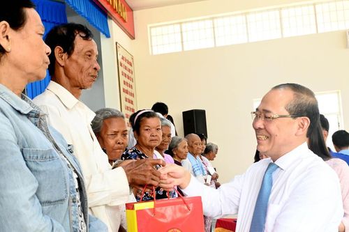 Ủy ban Trung ương MTTQ Việt Nam chúc Tết Chôl Chnăm Thmây tại Vĩnh Long