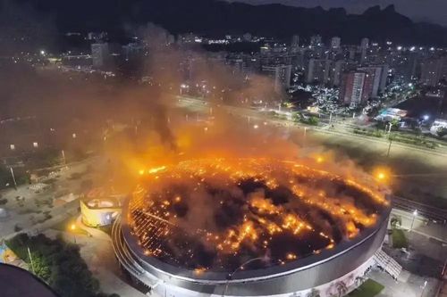 Sân Olympic bao trùm bởi biển lửa