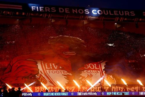 Liverpool 'ngộp thở' với khán đài PSG