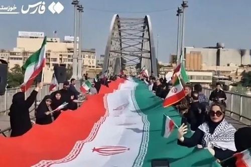 Người Iran tạo thành 'hàng rào sống' quanh các nhà máy điện