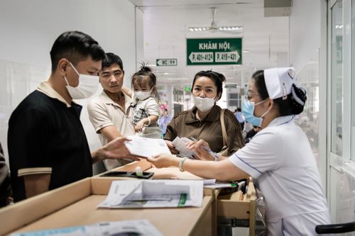 Đổ bệnh vì nắng như 'đổ lửa' ở TP.HCM