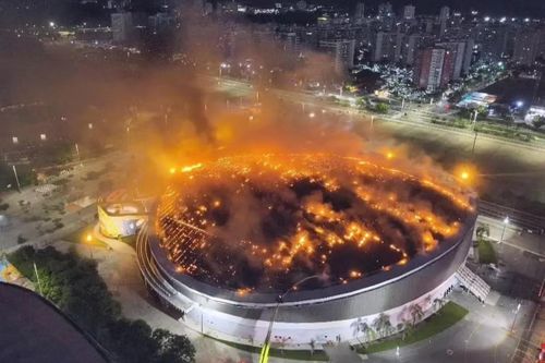 Cảnh tượng sân Olympic ở Brazil bao trùm bởi biển lửa