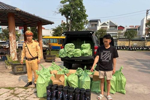 Phát hiện xe bán tải chở 240 bình khí cười