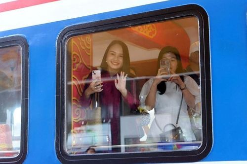 Ngắm cảnh đèo Hải Vân từ tàu hỏa chất lượng cao: hành trình 'chậm mà chất'