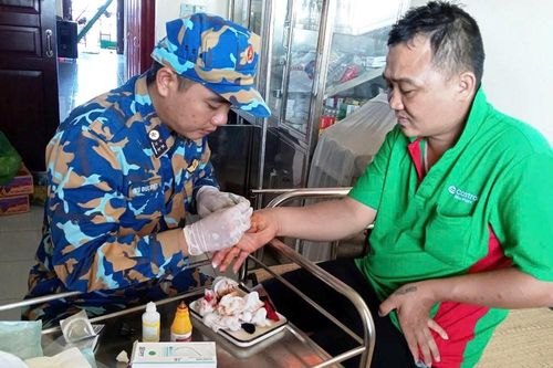 Nhà giàn, đảo Trường Sa kịp thời cứu chữa ngư dân gặp nạn giữa biển