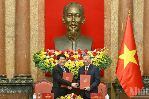 [Ảnh] Bàn giao công tác giữa Tổng Bí thư, Chủ tịch nước Tô Lâm và nguyên Chủ tịch nước Lương Cường
