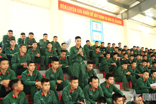 Lãnh đạo Tổng cục Hậu cần-Kỹ thuật đối thoại với chiến sĩ mới