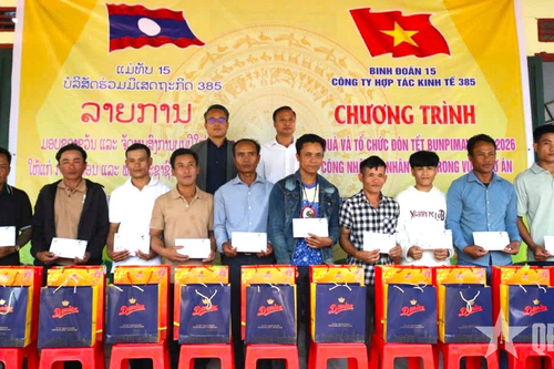 Công ty Hợp tác kinh tế 385 (Binh đoàn 15) đón Tết Bunpimay cùng công nhân, nhân dân Lào