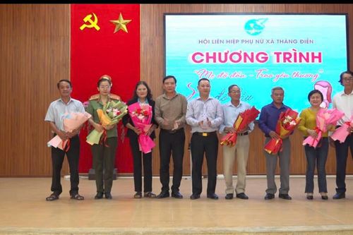 Mẹ đỡ đầu - Trao yêu thương cho 28 trẻ mồ côi