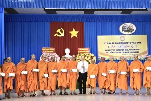 Lãnh đạo Ủy ban Trung ương MTTQ Việt Nam thăm, tặng quà đồng bào Khmer ở Vĩnh Long