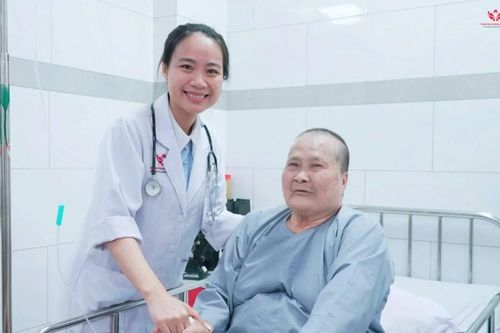Gắp thành công hạt hồng xiêm mắc trong phổi cụ bà suốt hơn 2 tháng