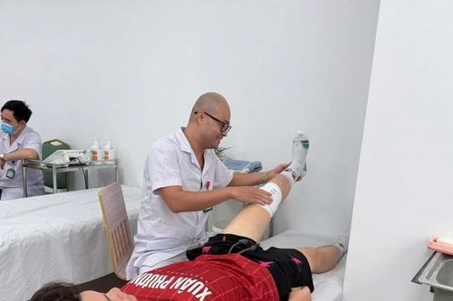 Học sinh lớp 10 chơi bóng rổ rách sụn chêm, đứt dây chằng chéo trước