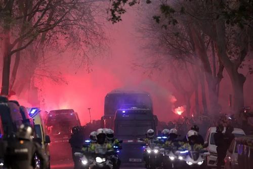Cổ động viên 'chiêu trò' vẫn không cứu nổi Barcelona