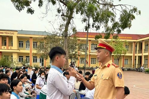 CSGT hướng dẫn kỹ năng lái xe cho học sinh