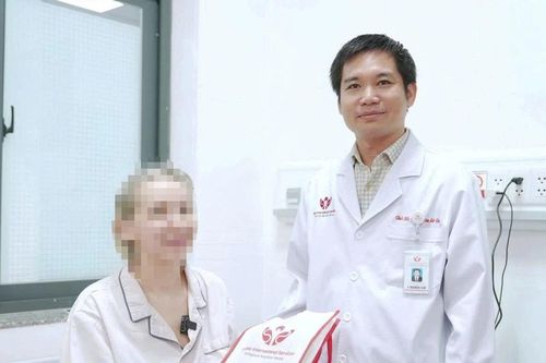 Cứu kịp thời nữ du khách nước ngoài bị thủng đại tràng do ung thư