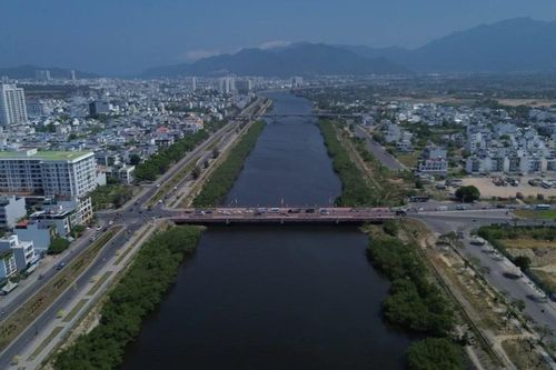 Nên chặt hay giữ hàng cây xanh dọc hai bờ sông Quán Trường ở Nha Trang?