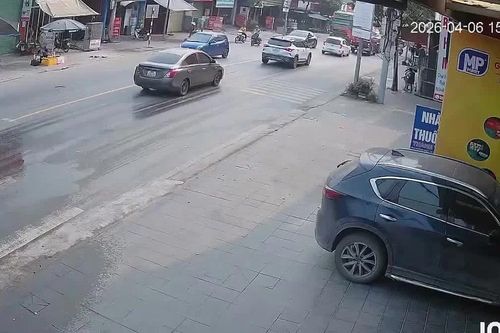 Clip: Xe tải đâm dồn toa 4 ô tô con