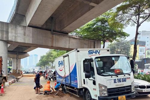 Hà Nội: Ô tô tải mắc kẹt tại công trình thi công trên đường Nguyễn Trãi, phương tiện tham gia giao thông ùn dài