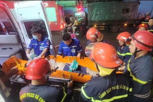 Cảnh sát giải cứu cụ ông hôn mê, kẹt trong nhà có cầu thang xoắn ốc
