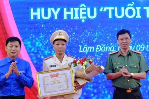 Đại úy công an Lâm Đồng nhận Huy hiệu 'Tuổi trẻ dũng cảm'