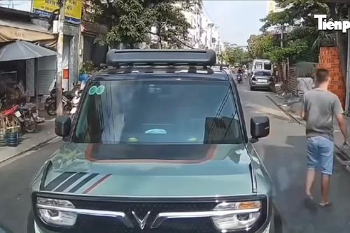 CLIP: Mâu thuẫn giao thông, tài xế bỏ ô tô giữa đường