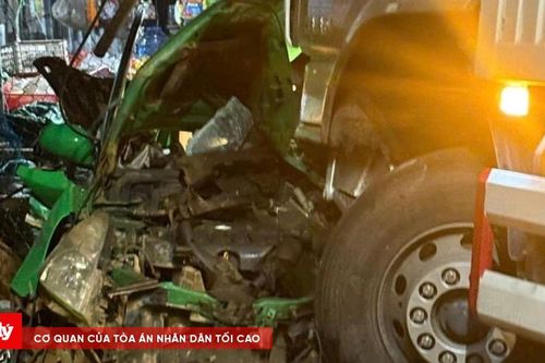Xe tải va chạm với xe taxi, 3 người thương vong