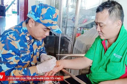 Cứu ngư dân gặp tai nạn trên biển