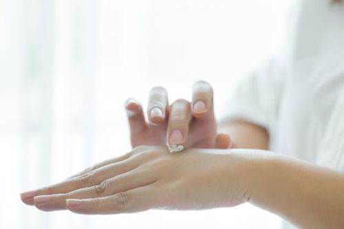 Tay chân lạnh quanh năm là dấu hiệu bệnh gì?